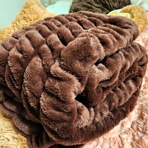 LOLA BLANKET PRISTINE CONDITION - Picture 1 of 7